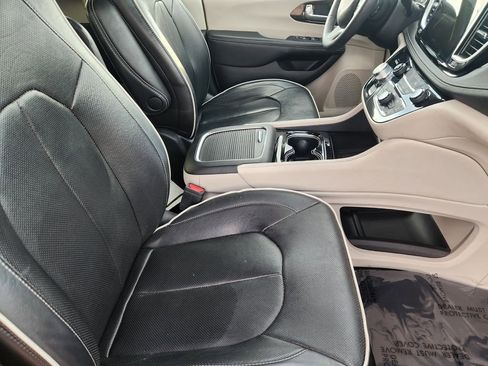 Used 2023 Chrysler Pacifica Limited image 15