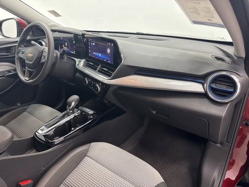 Used 2024 Chevrolet Trax LT image 28