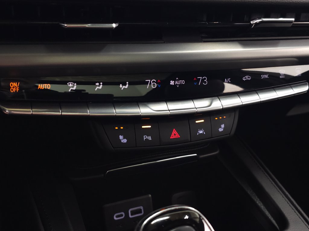 Used 2024 Cadillac XT4 Premium Luxury w/ Technology Package FWD image 30