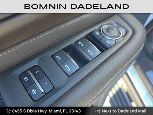 Used 2022 GMC Yukon XL Denali w/ Denali Premium Package image 18