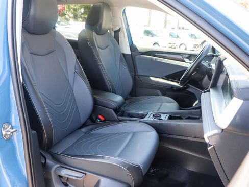 Used 2025 Volkswagen Tiguan SE AWD/4WD image 38