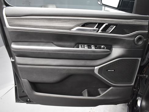 Used 2023 Jeep Wagoneer L Series II AWD/4WD image 16