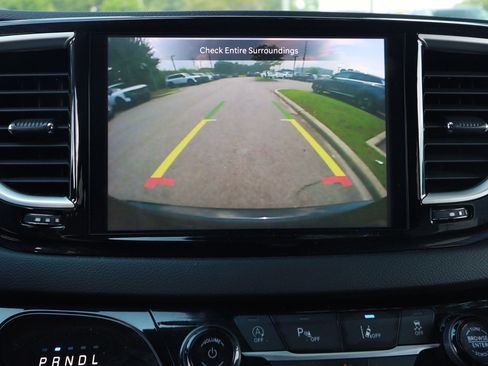 Used 2024 Chrysler Pacifica Touring-L FWD image 15