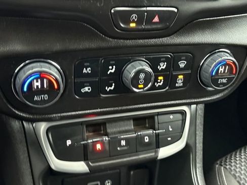 Used 2023 GMC Terrain SLE w/ Driver Convenience Package image 16