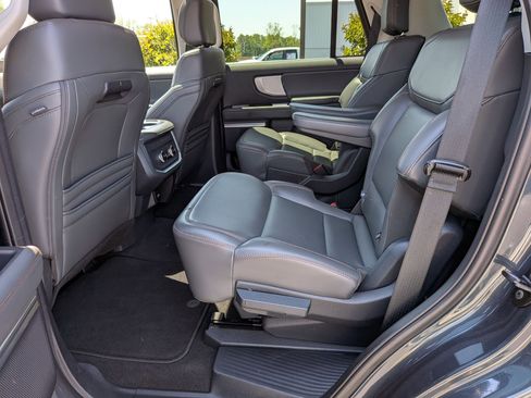 Used 2025 Ford Expedition Active AWD/4WD image 17