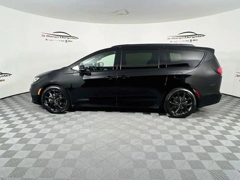 Used 2025 Chrysler Pacifica Limited FWD image 5