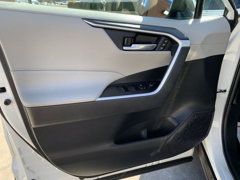 Used 2021 Toyota RAV4 XLE Premium image 8