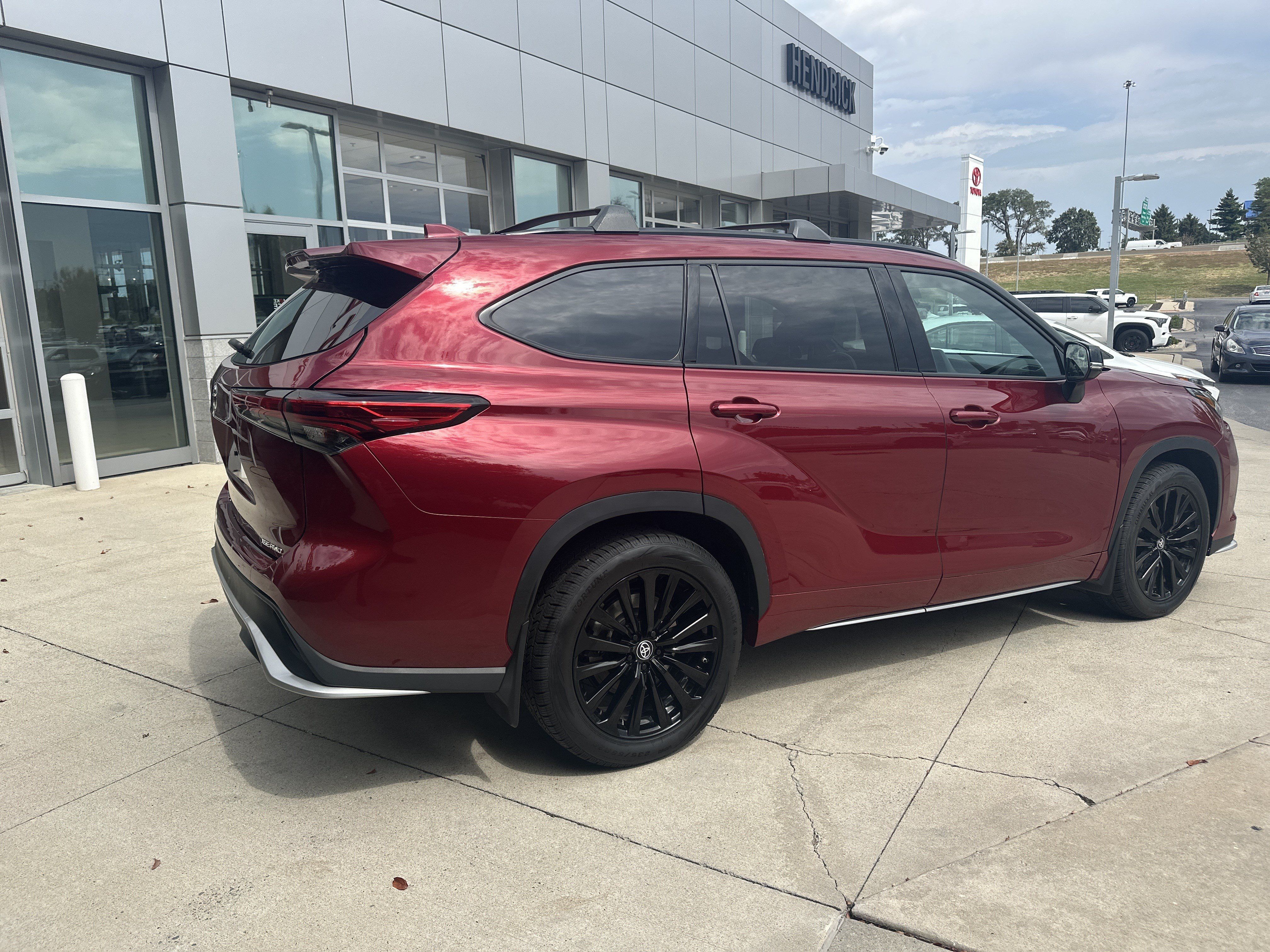 Used 2023 Toyota Highlander XSE AWD/4WD image 6