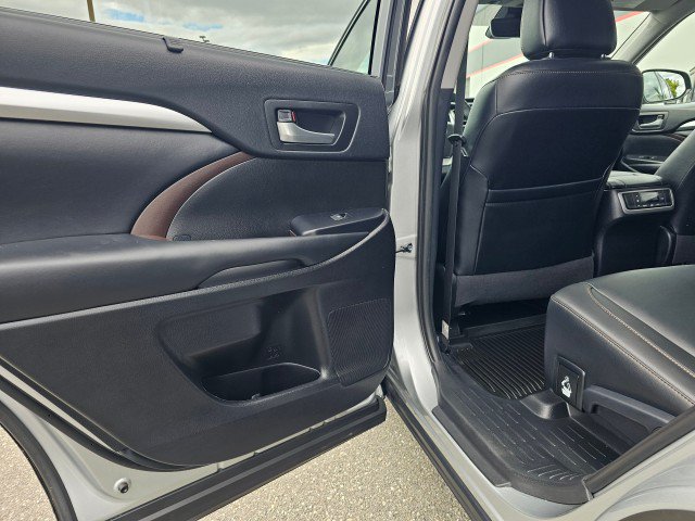 Used 2019 Toyota Highlander XLE AWD/4WD image 24