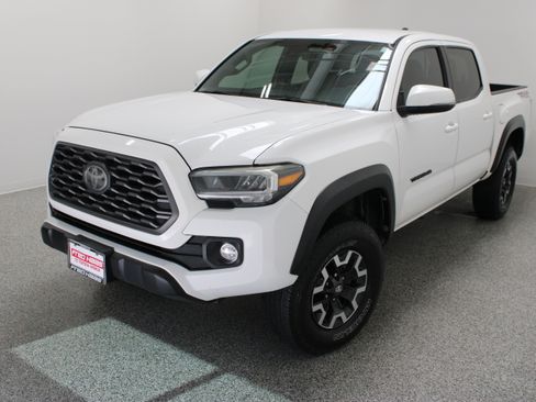 Used 2020 Toyota Tacoma TRD Off-Road w/ Technology Package AWD/4WD image 2