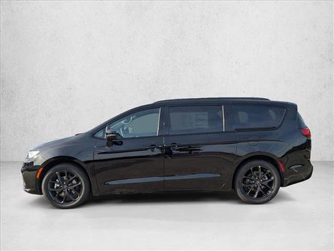 New 2026 Chrysler Pacifica Limited image 5