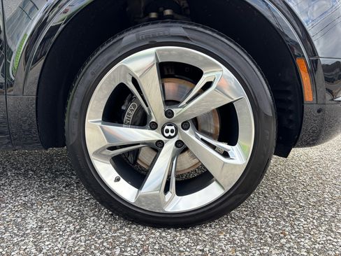 Used 2018 Bentley Bentayga Mulliner image 41