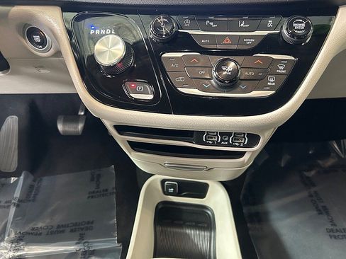 Used 2024 Chrysler Pacifica Touring-L FWD image 22