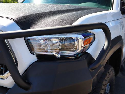 Used 2018 Toyota Tacoma TRD Off-Road AWD/4WD image 13