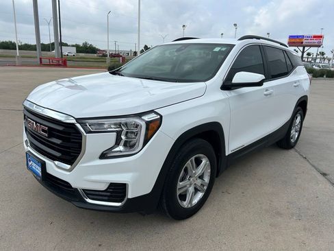 Used 2024 GMC Terrain SLE w/ Driver Convenience Package FWD image 3