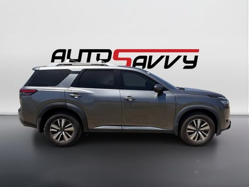 Used 2022 Nissan Pathfinder SL AWD/4WD image 4