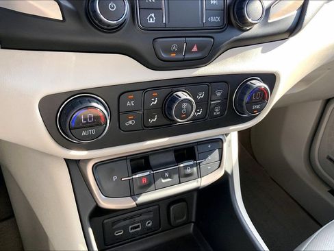 Used 2022 GMC Terrain Denali AWD/4WD image 29