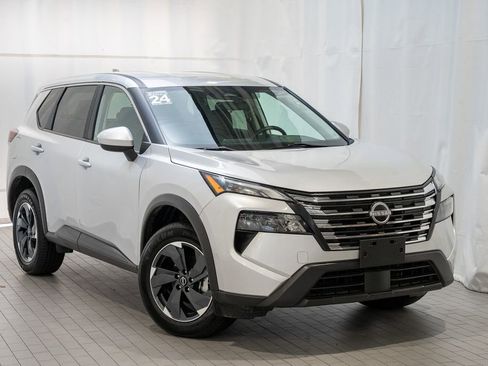Used 2024 Nissan Rogue SV image 1