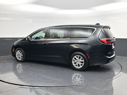Used 2023 Chrysler Pacifica Touring-L FWD image 5