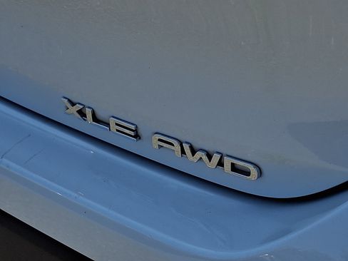 Used 2022 Toyota Highlander XLE AWD/4WD image 20
