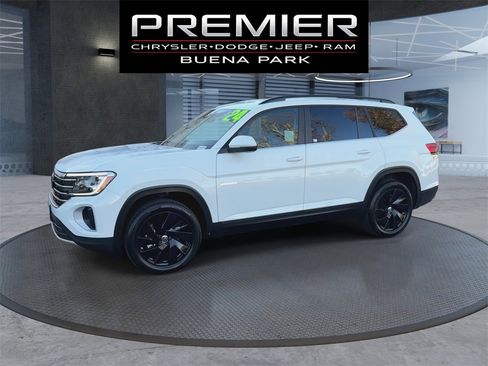 Used 2024 Volkswagen Atlas SE w/ Black Wheel Package image 4