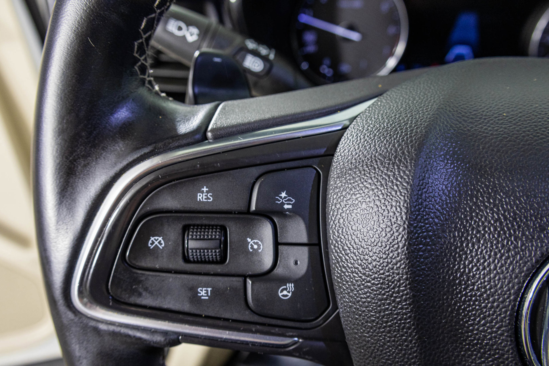 Used 2022 Buick Envision Essence w/ Technology Package I FWD image 34
