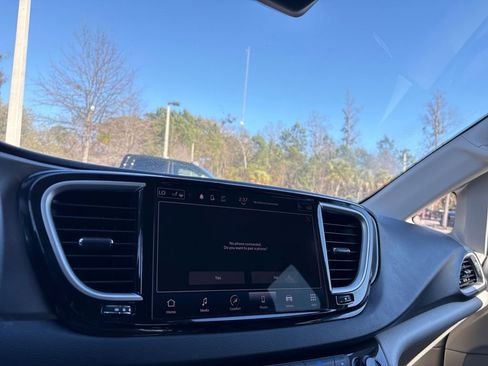 Used 2024 Chrysler Pacifica Touring-L image 19