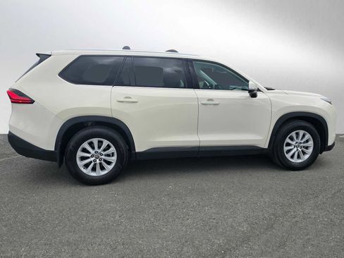Used 2024 Toyota Grand Highlander XLE image 2