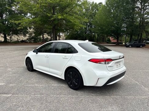 Used 2022 Toyota Corolla LE FWD image 3