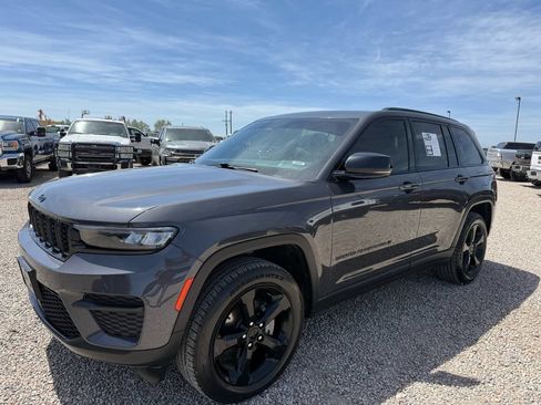 Used 2023 Jeep Grand Cherokee Altitude AWD/4WD image 4