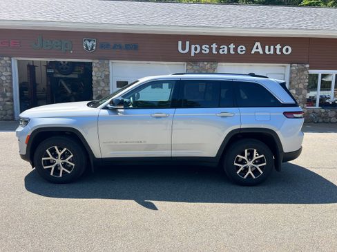Used 2024 Jeep Grand Cherokee Limited AWD/4WD image 8