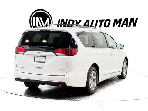Used 2018 Chrysler Pacifica Limited image 4