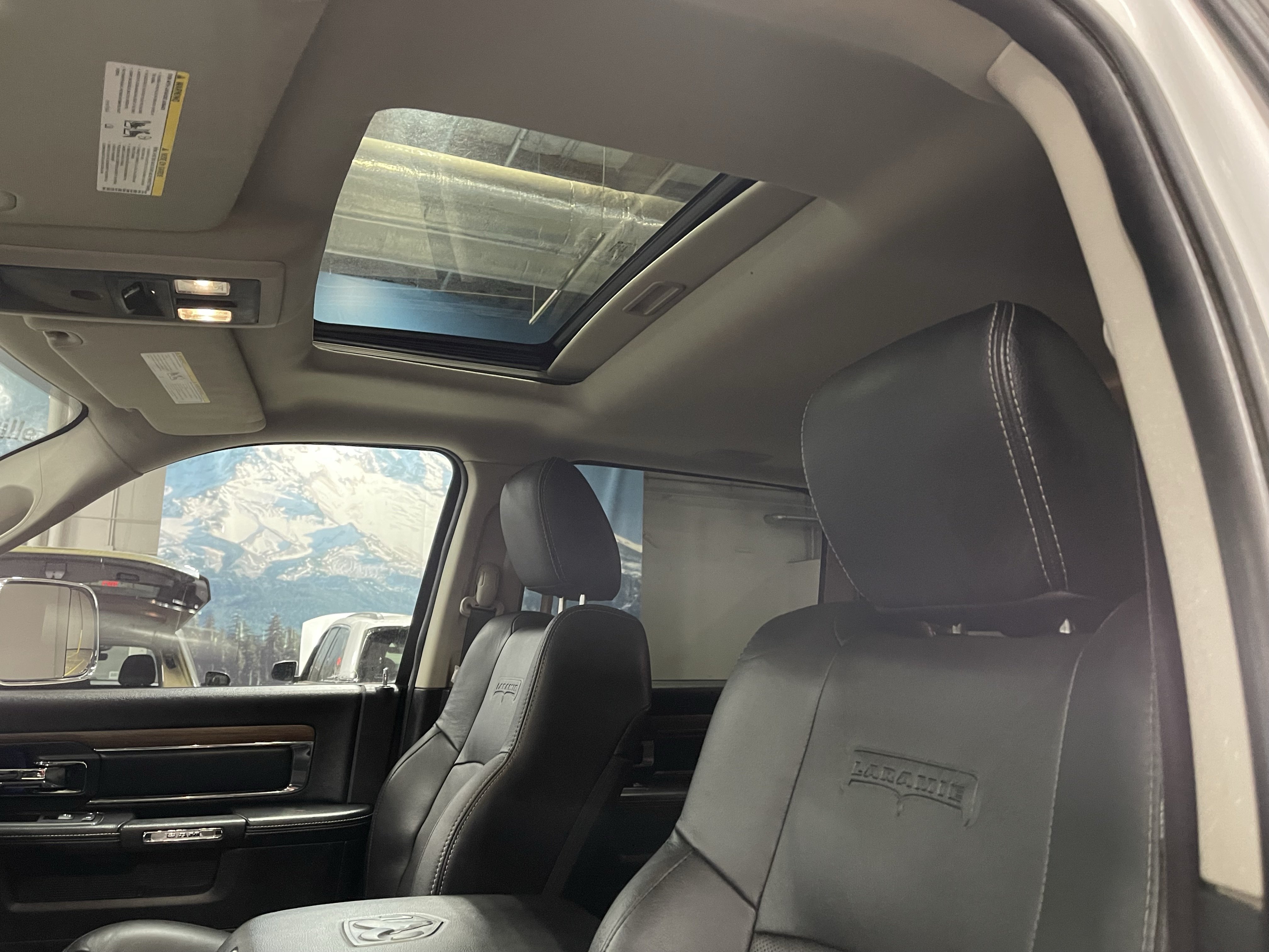 Used 2016 RAM 3500 Laramie w/ Convenience Group AWD/4WD image 19