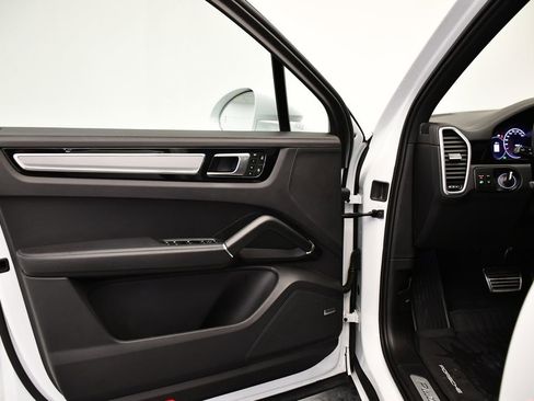 Used 2023 Porsche Cayenne S image 35
