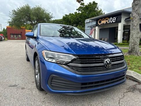 Used 2024 Volkswagen Jetta SE FWD image 2