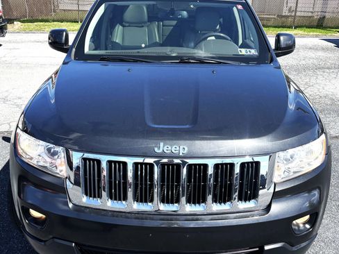 Used 2011 Jeep Grand Cherokee Laredo image 2