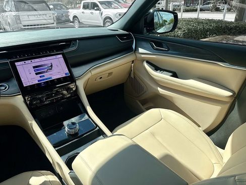 Used 2025 Jeep Grand Cherokee Limited image 25