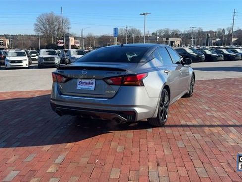 Used 2022 Nissan Altima 2.5 SR w/ Midnight Edition Package image 2