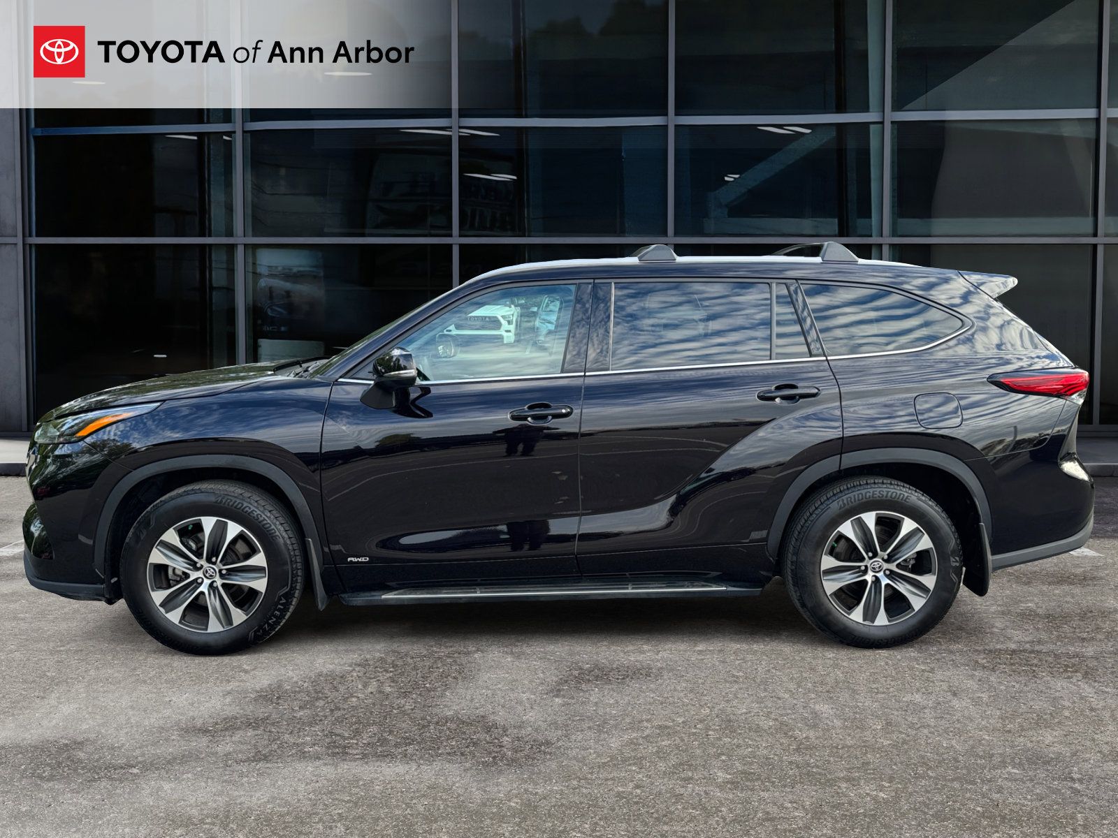 Used 2022 Toyota Highlander XLE AWD/4WD image 10