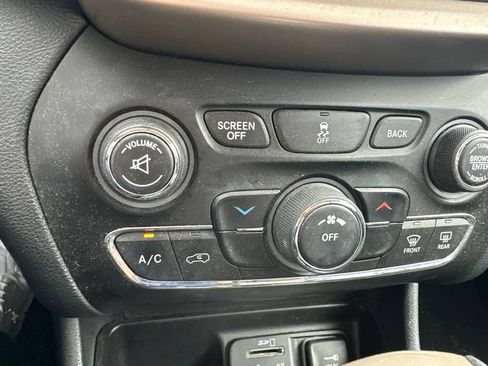 Used 2016 Jeep Cherokee Latitude w/ Comfort & Sound Group FWD image 15