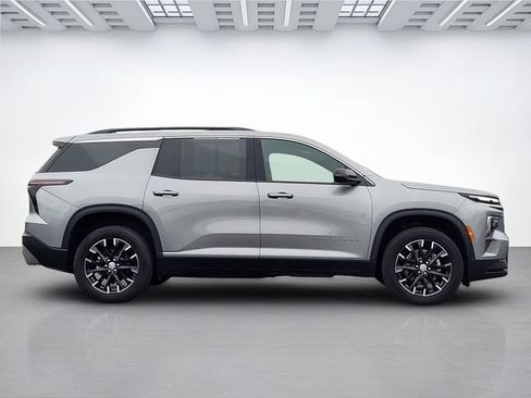 Used 2025 Chevrolet Traverse LT w/ Sun and Wheel Package FWD image 3
