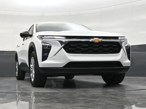 Used 2024 Chevrolet Trax LS FWD image 26