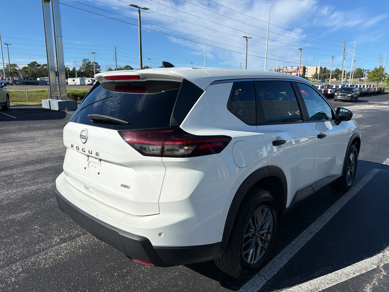 Used 2024 Nissan Rogue S AWD/4WD image 5