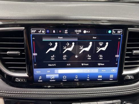 Used 2024 Chrysler Pacifica Limited image 34