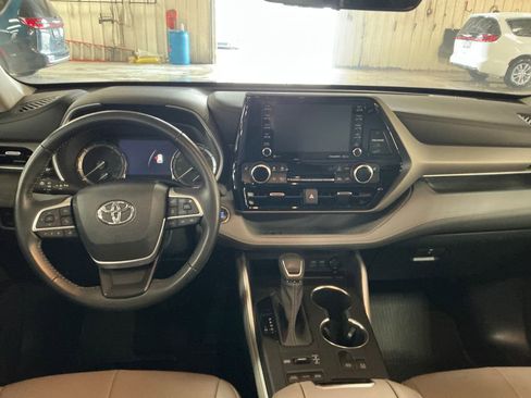 Used 2022 Toyota Highlander XLE AWD/4WD image 17