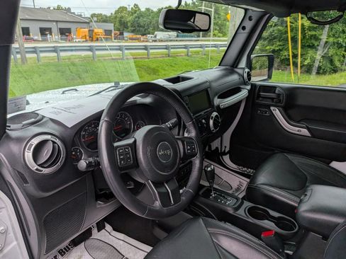 Used 2016 Jeep Wrangler Unlimited Sahara w/ Connectivity Group AWD/4WD image 13