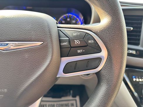 Used 2017 Chrysler Pacifica LX FWD image 30