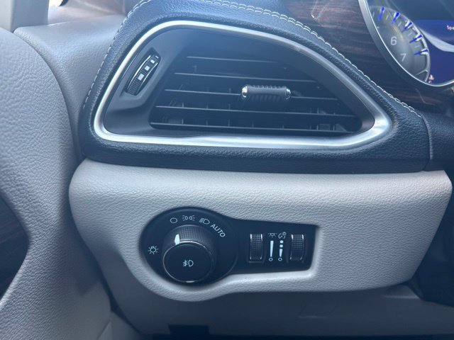 Used 2023 Chrysler Pacifica Limited FWD image 26