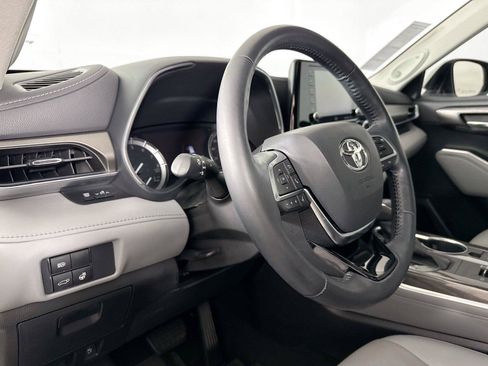 Used 2021 Toyota Highlander Limited FWD image 4