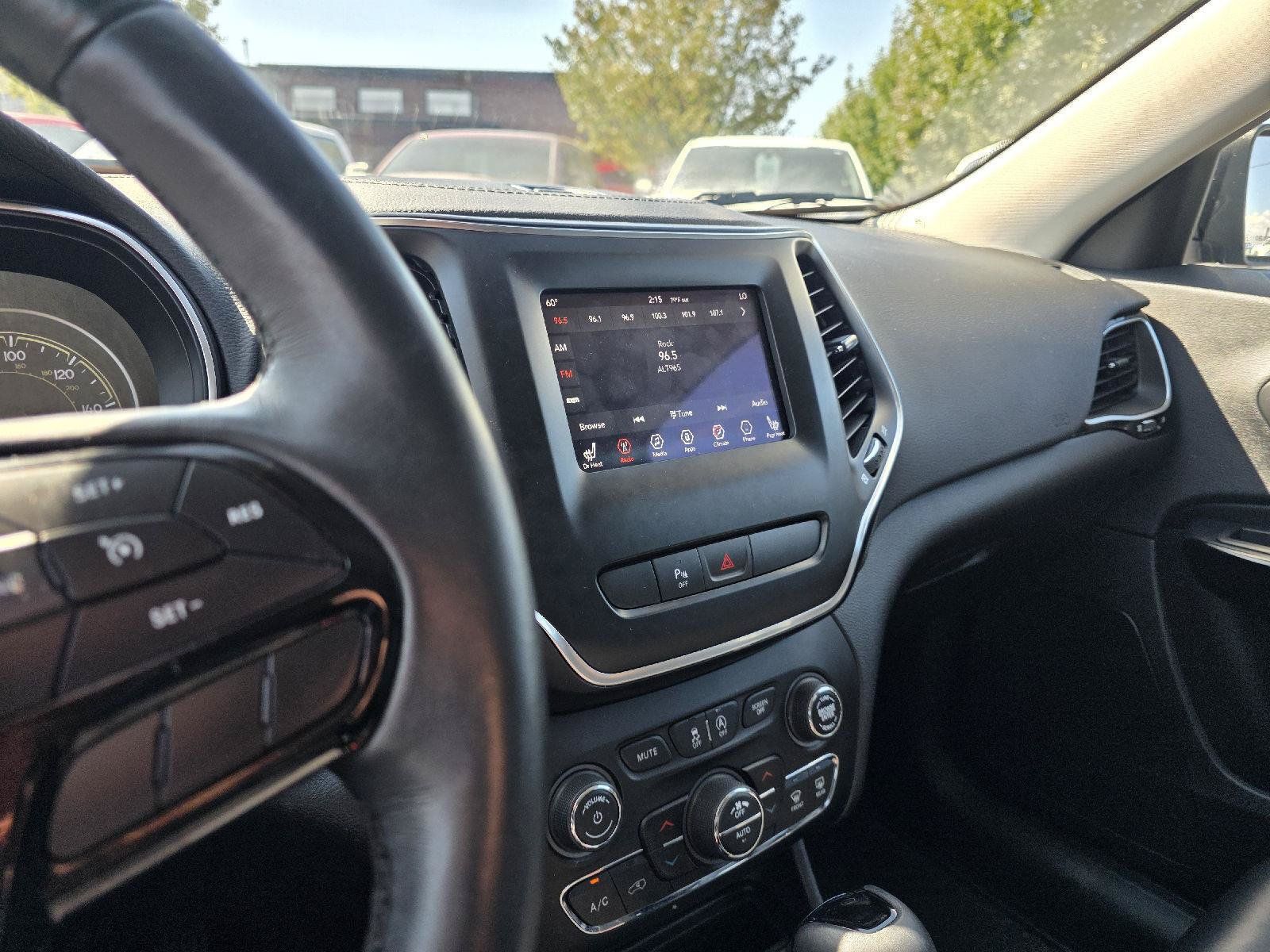Used 2019 Jeep Cherokee Latitude Plus AWD/4WD image 13